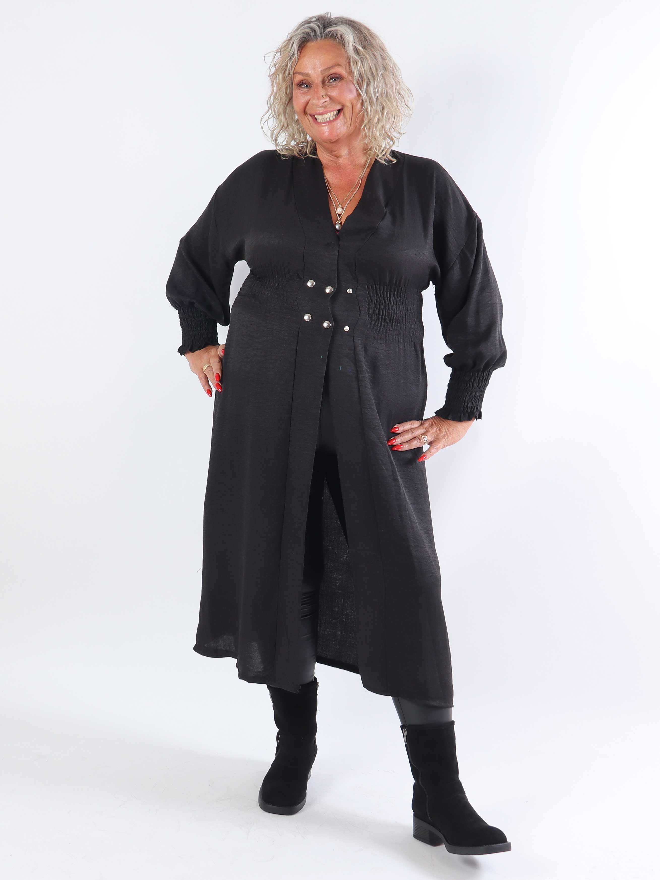 Samara - Sød plus size kjole med smock og knapper